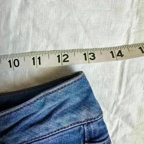 American Eagle Super Stretch Hi-Rise Shortie Denim Raw Hem Cuffed Shorts Size 0 - Picture 2 of 8